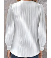 Blusa feminina plissada com botões no ombro, design elegante, mangas bufantes e decote assimétrico, ideal para looks sofisticados.